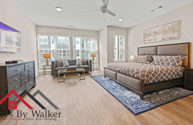 StaysByWalker Uptown Studio! KingBed/Gym/Pool/Spa