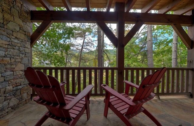 Super cute cabin in Village of Cheshire/Black Mountain. Includes Biltmore!