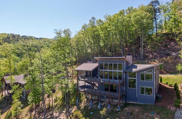Sweet Sejour - Luxury home in BRMC with long views, hot tub, pool table