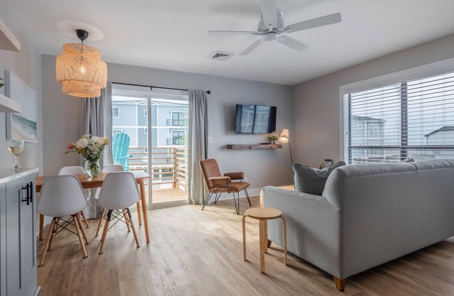 The Beach House at Oak island 201: 2BR Apartment King, King, QSS