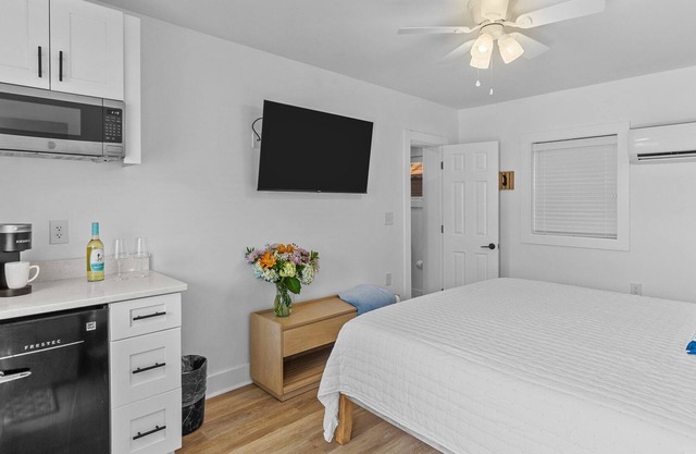 The Beach House at Oak Island 109: King Suite