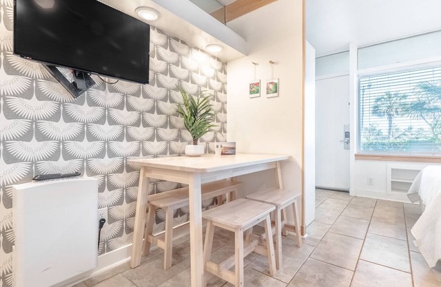 The Waterway 108: 2 Queens Studio with complex pool!