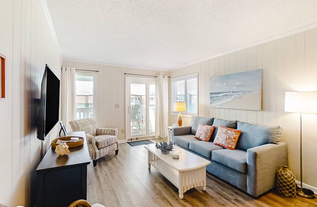 Third-Floor Condo Overlooking the Courtyard w/Ocean Views, Shared Outdoor Pool