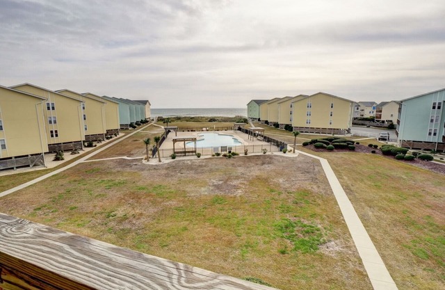 Top Floor Condo with Loft - Pool and Ocean Views!