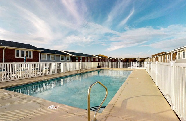 Pine Knoll Townes Shores 