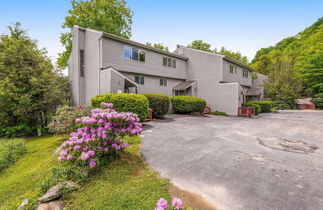 Tri-level townhouse on golf course w/views of pond, close to ice skating/tubing
