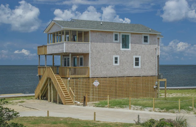 Waterfront 4 bedroom house, WiFi, private hot tub, shared pool