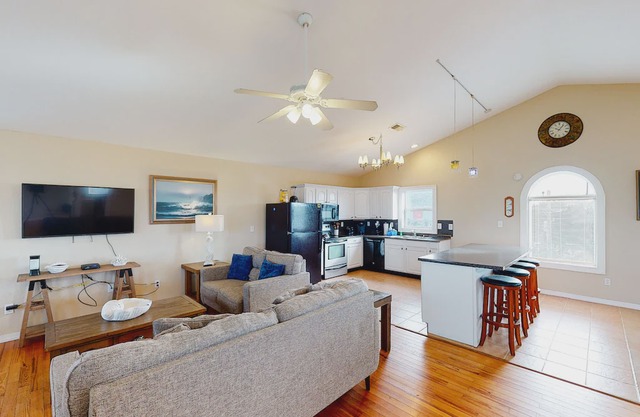Waterfront, Dog-Friendly Home w/Private W/D, Free WiFi, Central A/C, Shared Pool