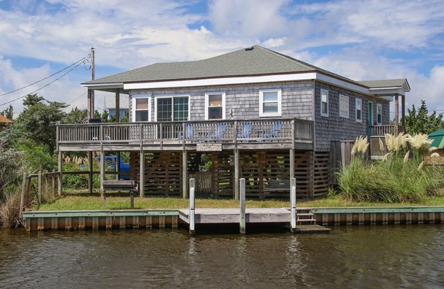 Waterfront Home w/private W/D, A/C, Free WiFi, gas grill, & Shared Pool