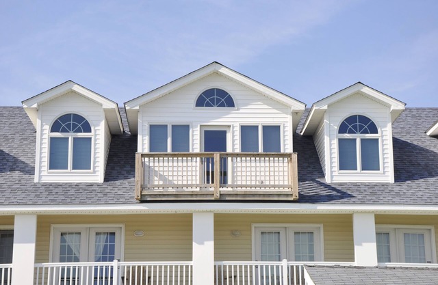 William's Villa: Spacious centrally located condo, cathedral ceilings