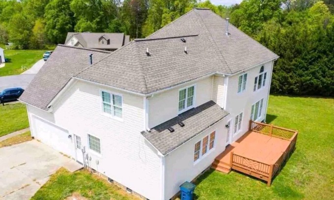 McLeansville House | 1.5 acre Quiet residential property 5 bedroom home