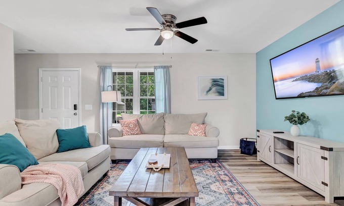 Wilmington House | 1 mile to UNCW 4 miles to beach & Downtown Grill 65" TV Pet Friendly Games