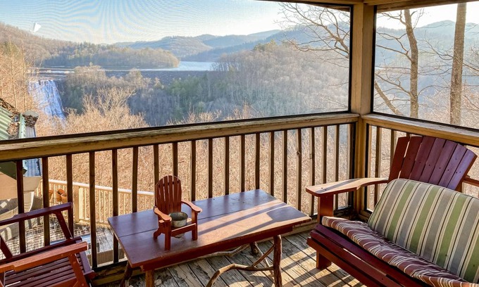 Cullowhee Cabin | 109 m² Cabin ∙ 2 bedrooms ∙ 6 guests