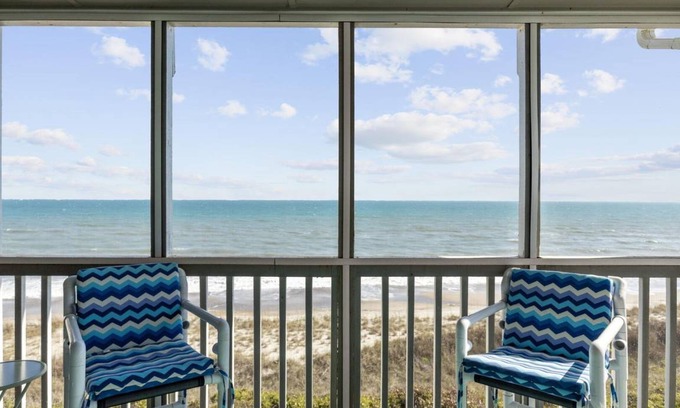 Pine Knoll Shores Condo | 109 m² Condo ∙ 2 bedrooms ∙ 6 guests