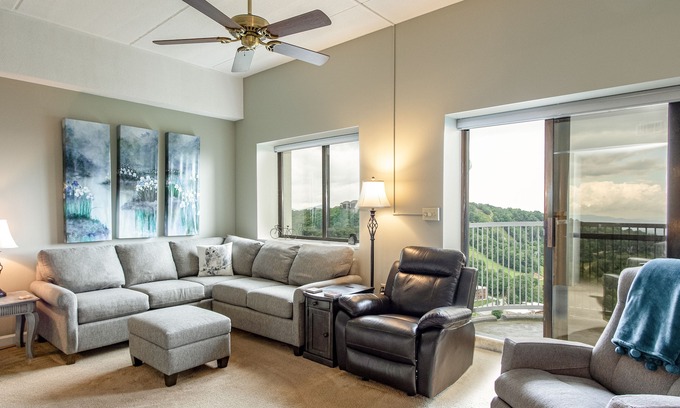 Seven Devils Condo | 10th Floor Beautifully Decorated Condo w/ Pool Access