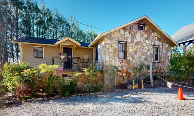 Hendersonville House | 112 m² House ∙ 2 bedrooms ∙ 4 guests