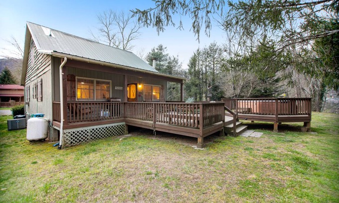 Cullowhee Cottage | 114 m² Cabin ∙ 2 bedrooms ∙ 7 guests
