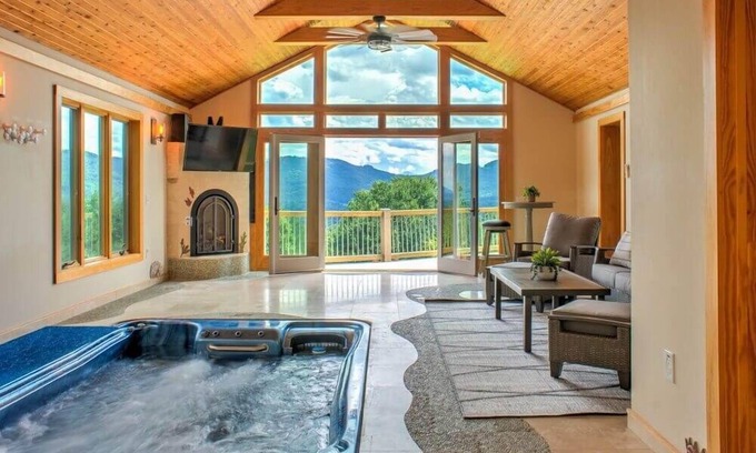 Clyde House | 12-person spa hot tub, game room & gym ๐ฆ๐ฎ Private mountain-view suites, luxe design ๐๏ธ๐