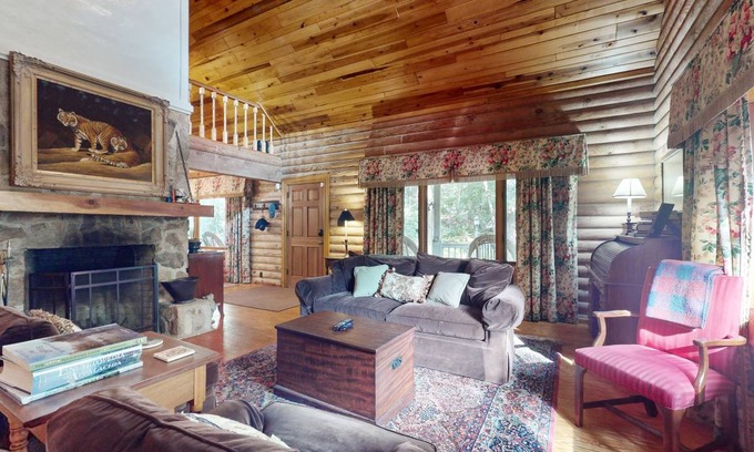Cashiers Cabin | 139 m² Cabin ∙ 2 bedrooms ∙ 6 guests
