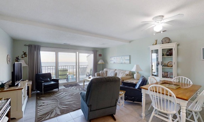 Pine Knoll Shores Condo | 145 m² Condo ∙ 3 bedrooms ∙ 6 guests