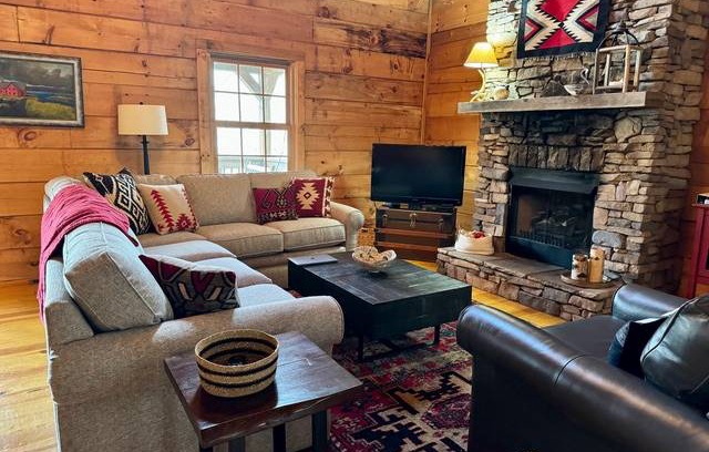 Wolf Laurel Cabin | 167 m² Cabin ∙ 3 bedrooms ∙ 8 guests