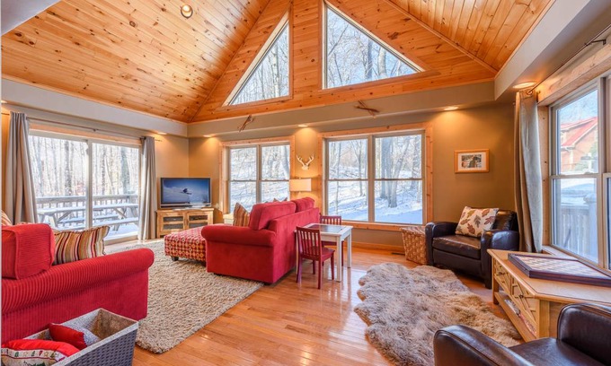 Charter Hills Cabin | 167 m² Cabin ∙ 3 bedrooms ∙ 6 guests