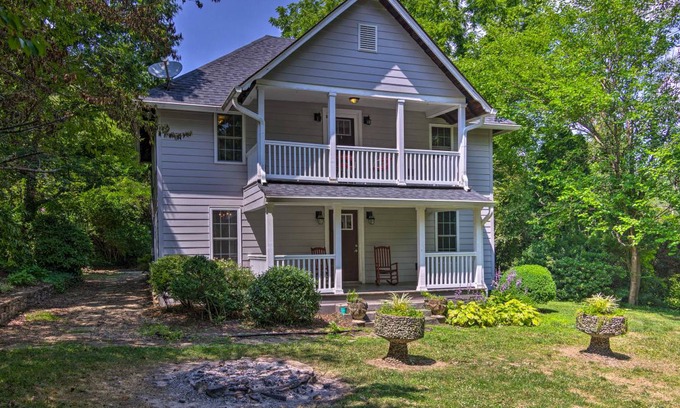 Hendersonville House | 167 m² House ∙ 3 bedrooms ∙ 9 guests