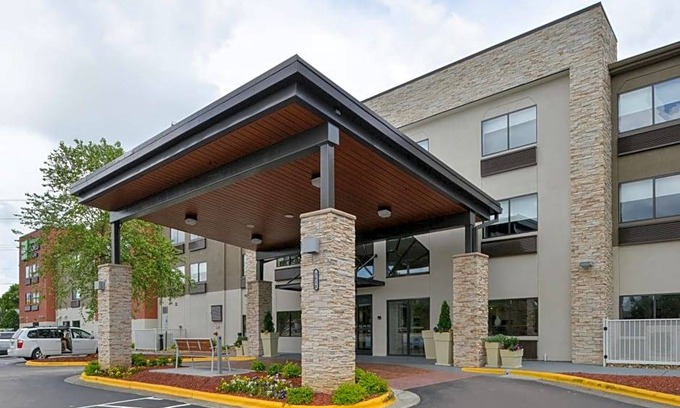 Southeast Raleigh Hotel | 2-Star Hotel ∙ Holiday Inn Express & Suites Raleigh NE - Medical Ctr Area, an IHG Hotel