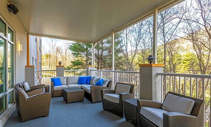 Asheville Hotel | 2-Star Hotel ∙ Holiday Inn Express & Suites Asheville Downtown, an IHG Hotel