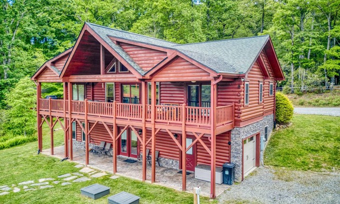 Mills River Cabin | 204 m² Cabin ∙ 4 bedrooms ∙ 17 guests