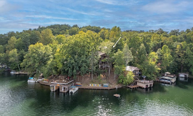 Lake Lure House | 223 m² House ∙ 6 bedrooms ∙ 16 guests