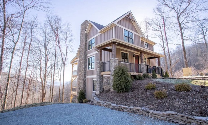 Blowing Rock Cabin | 240 m² Cabin ∙ 4 bedrooms ∙ 10 guests