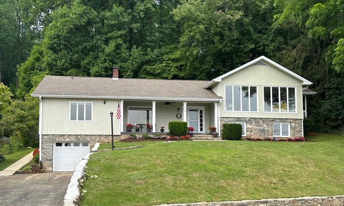 Lake Junaluska House | 253 m² House ∙ 4 bedrooms ∙ 8 guests