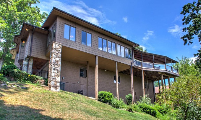 Laurel Park House | 268 m² House ∙ 3 bedrooms ∙ 6 guests