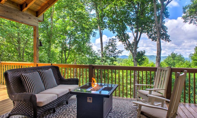Wolf Laurel House | 276 m² House ∙ 4 bedrooms ∙ 12 guests
