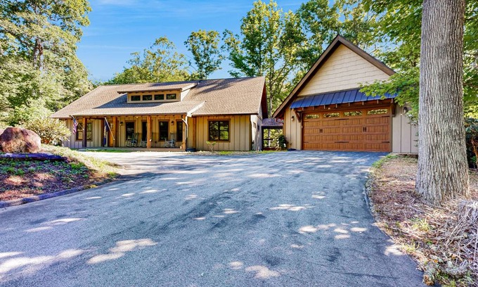 Pisgah Forest House | 276 m² House ∙ 4 bedrooms ∙ 10 guests