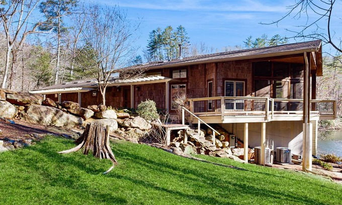 Tuckasegee House | 279 m² House ∙ 5 bedrooms ∙ 12 guests