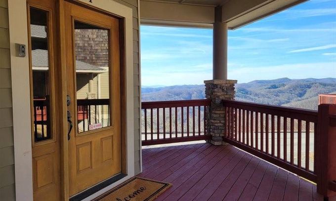 Wolf Laurel Cabin | 285 m² Cabin ∙ 3 bedrooms ∙ 12 guests