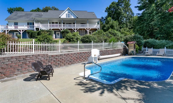 Weaverville House | 288 m² House ∙ 5 bedrooms ∙ 16 guests