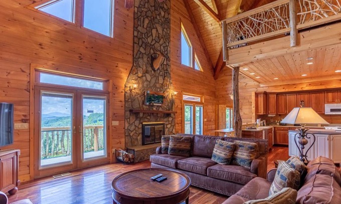 Elk Park Cabin | 292 m² Cabin ∙ 4 bedrooms ∙ 15 guests