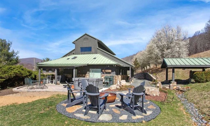 West Jefferson House | 295 m² House ∙ 5 bedrooms ∙ 14 guests