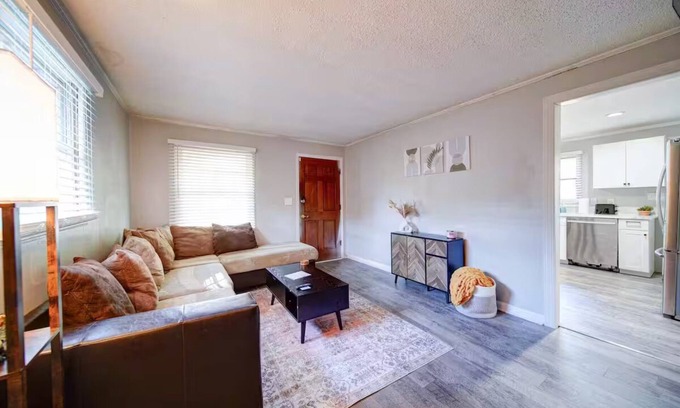 Villa Heights House | 3 bdrm walk to Optimist Hall! Pets Welcome!