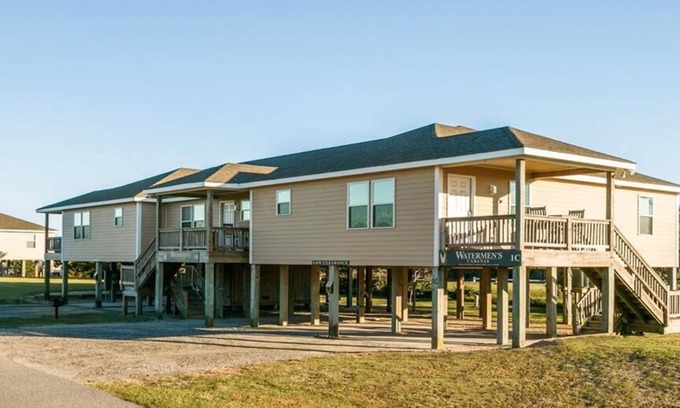 Waves Apartment | 3-Bedroom, 2-Bathroom Apartment. Walk to beach and access to REAL Watersports