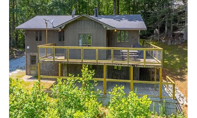 Otto House | 3-bedroom 2-bathroom house in peaceful Otto NC with AC