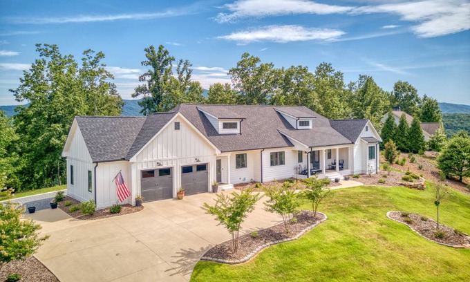 Mill Spring House | 309 m² House ∙ 4 bedrooms ∙ 8 guests