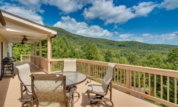Hendersonville House | 315 m² House ∙ 3 bedrooms ∙ 6 guests