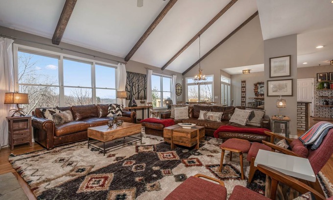 Asheville House | 321 m² House ∙ 5 bedrooms ∙ 16 guests