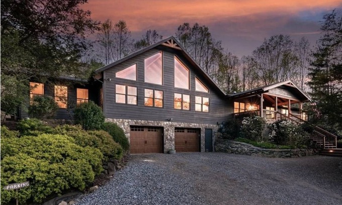 Barnardsville House | 337 m² House ∙ 6 bedrooms ∙ 18 guests