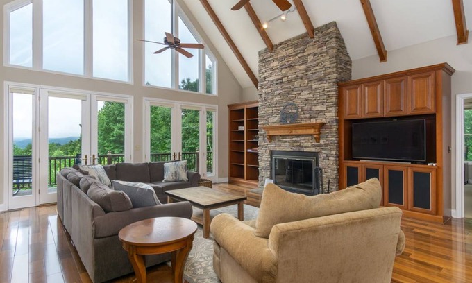 Old Fort Cabin | 347 m² Cabin ∙ 3 bedrooms ∙ 8 guests