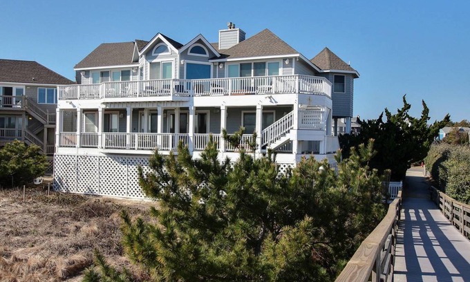 Corolla Light House | 370 m² House ∙ 4 bedrooms ∙ 8 guests